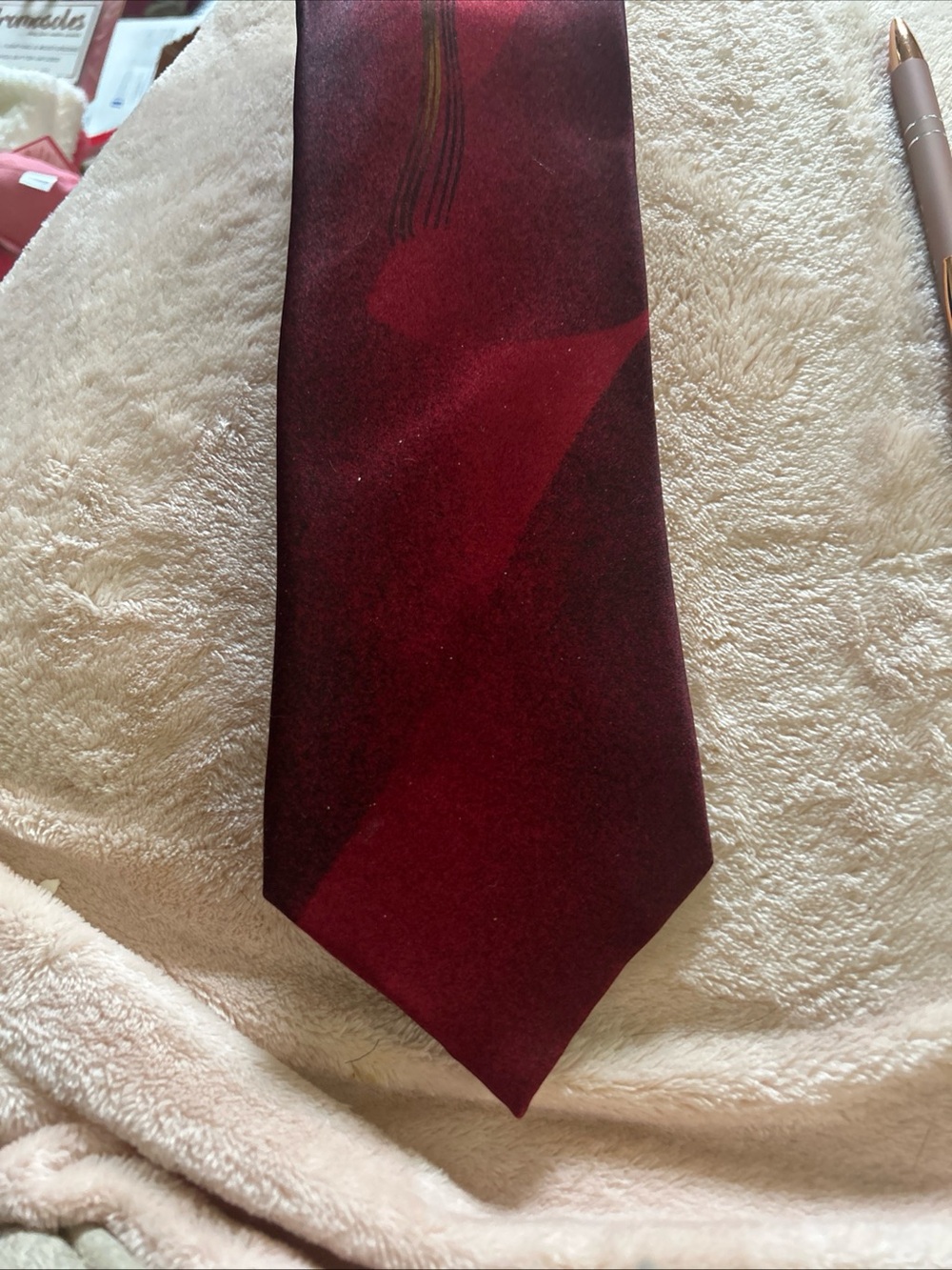 Classic Men's Burgundy Silk Tie - with black and gold subtle design and black sh